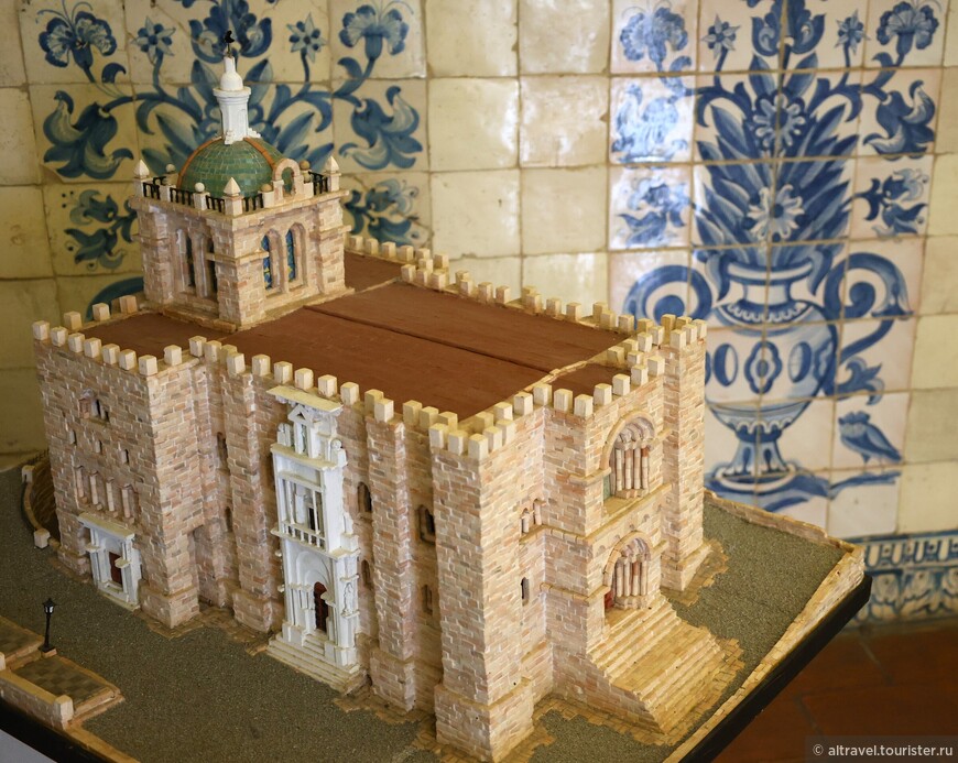 Порта Эспециоза на макете собора выделена белым цветом.