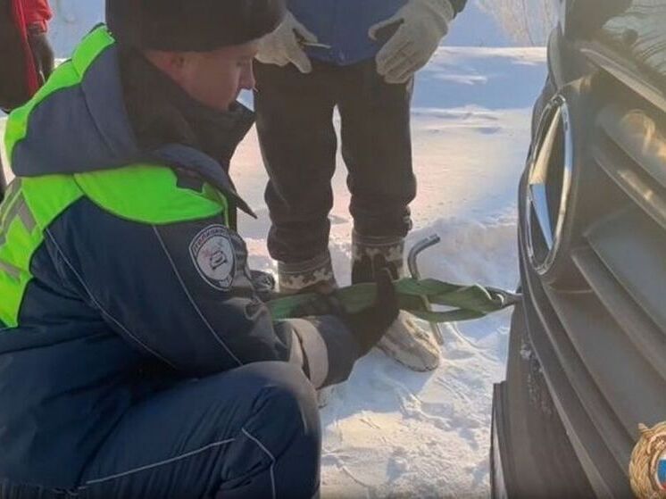 Сотрудники ГАИ спасли детскую хоккейную команду из Братска