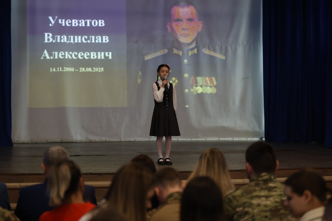 Мемориальную доску в честь участника специальной военной операции Владислава Учеватова открыли в одной из школ Самары, фото 5