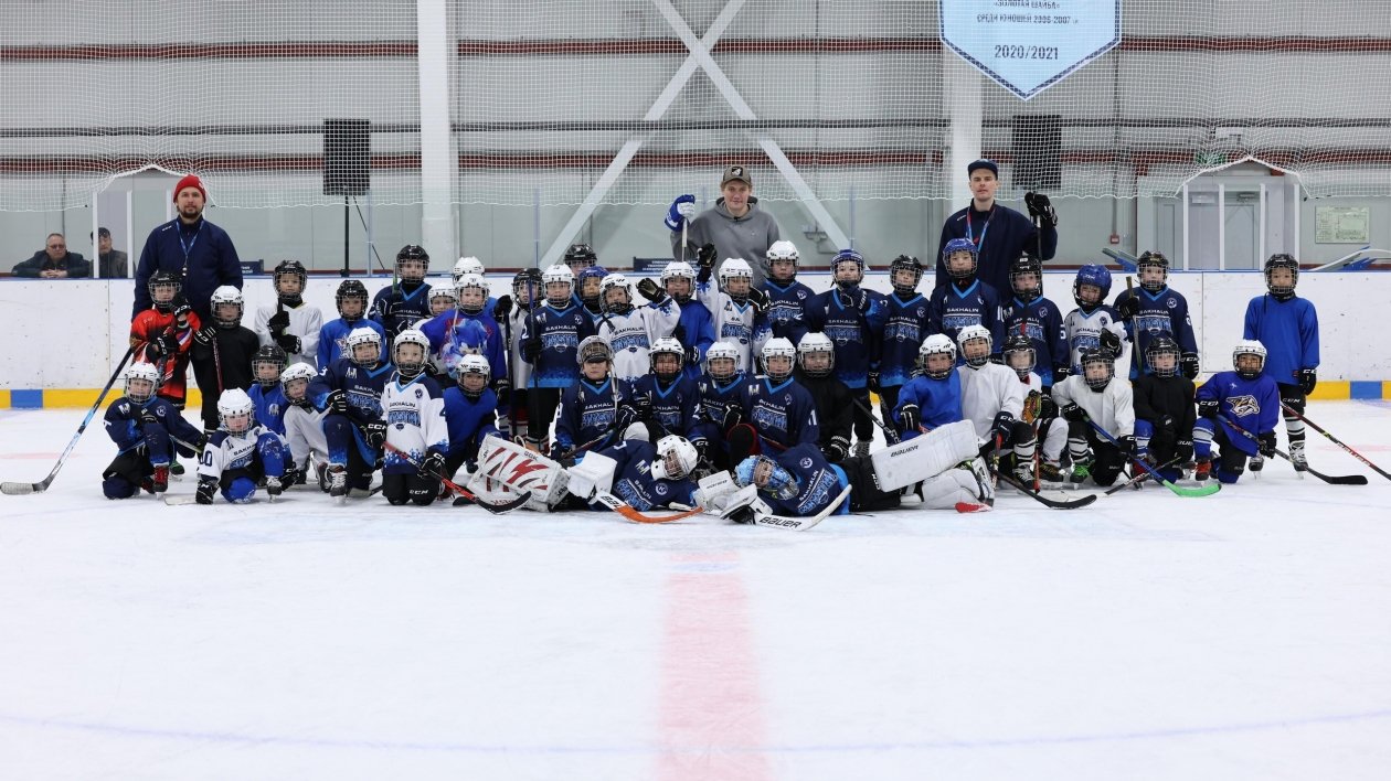 Российский хоккеист Андрей Миронов провел мастер-класс для детей на Сахалине