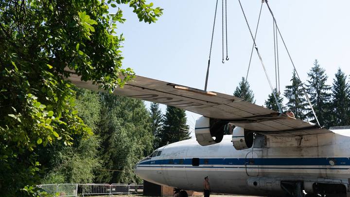 В Кемеровском парке «Антошка» начали сборку самолета Ан-12