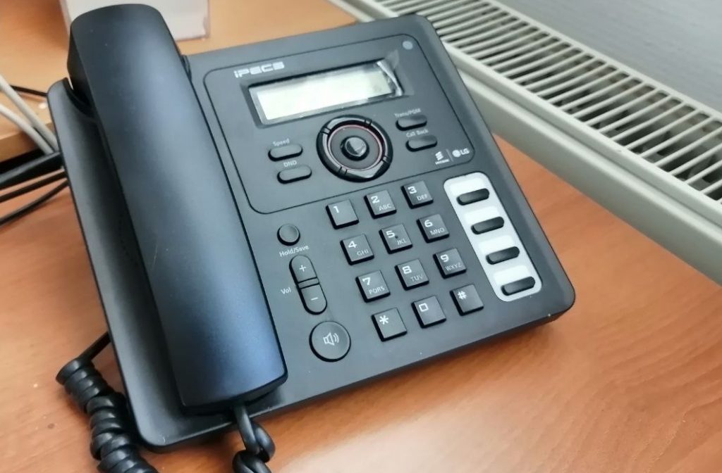 На 15-й Парковой отремонтировали детскую горку, в Погонном проезде на колодец вернули решетку