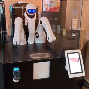 В Далматово готовят и подают напитки роботы-бармены