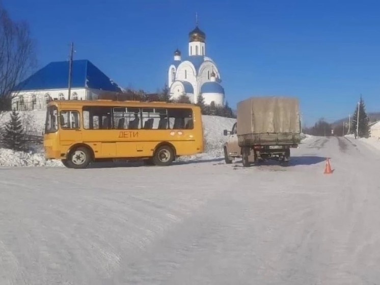 ДТП со школьным автобусом и грузовиком произошло в Красноярском крае