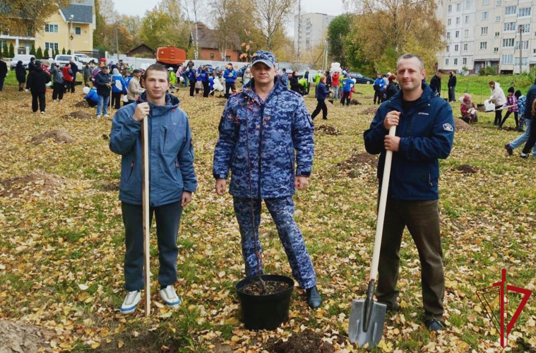 Сотрудники вневедомственной охраны по Тихвинскому району приняли участие в экологическом проекте «Подари лес другу»