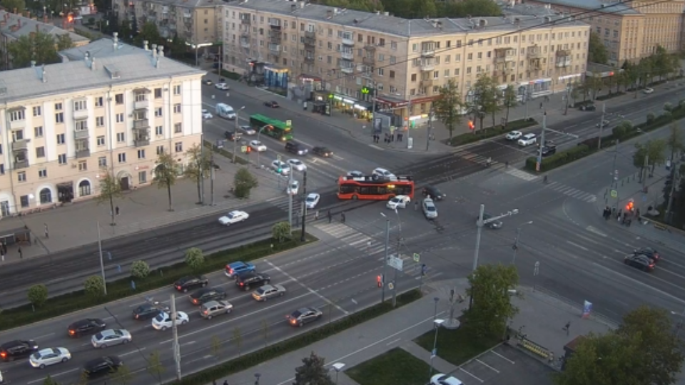 В Челябинске в двойном ДТП с троллейбусом пострадала 13‑летняя девочка