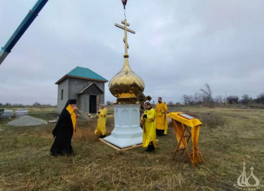 Близ Волжского состоялось водружение купола с крестом на храм