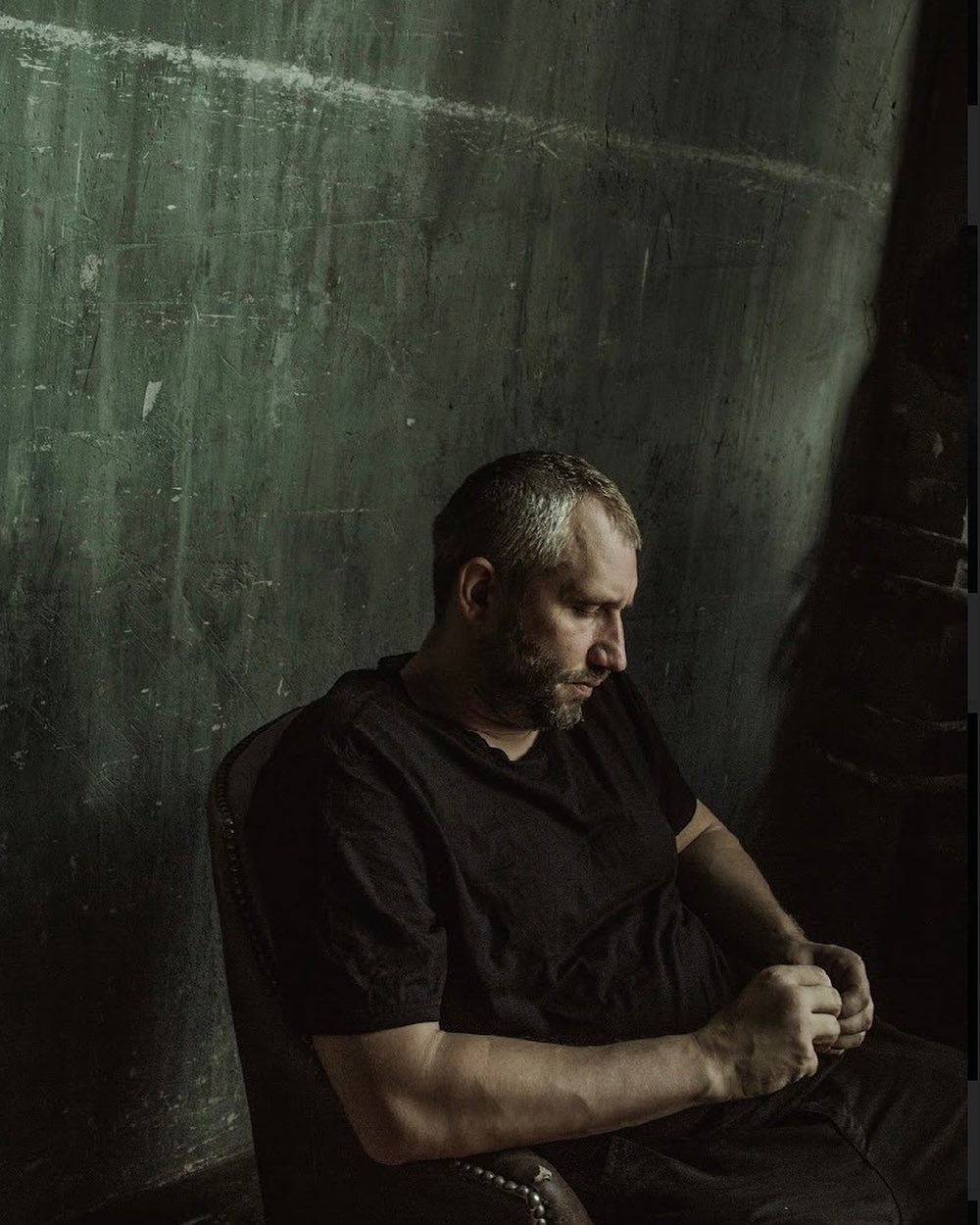 «Это неполноценное состояние»: Юрий Быков об одиночестве и тех, кто бежит от серьёзных отношений