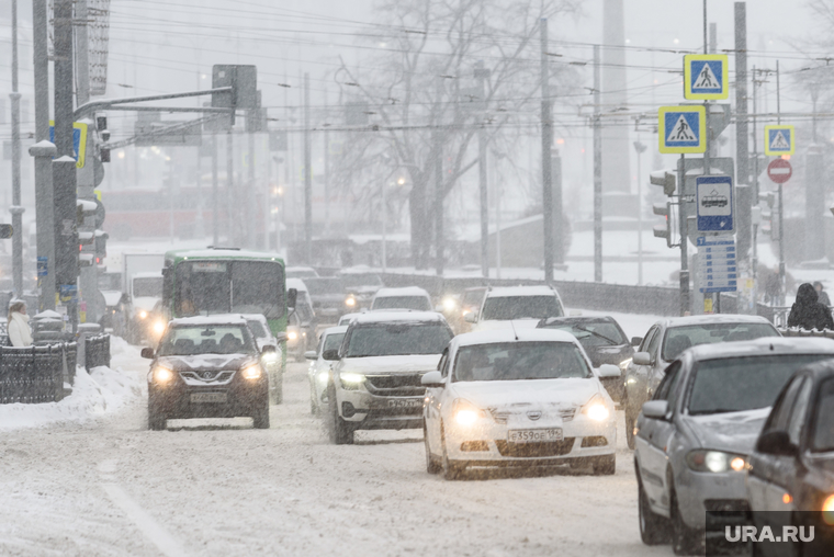 Снегопад в Екатеринбурге. Екатеринбург, снег, проезжая часть, город, нечищенная дорога, снегопад, автомобили