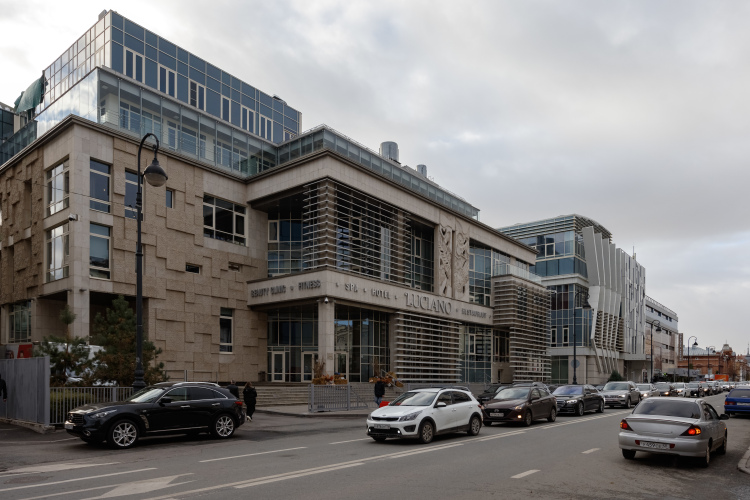 «Качалка» Зиганшина — это, по нашим данным, элитный фитнес-клуб Luciano, цена абонемента в котором от 300 до 700 тыс. рублей в год в зависимости от формата