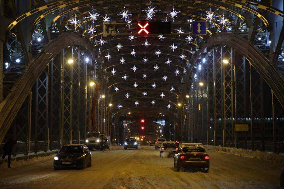 На мостах Петербурга зажглись новогодние огни