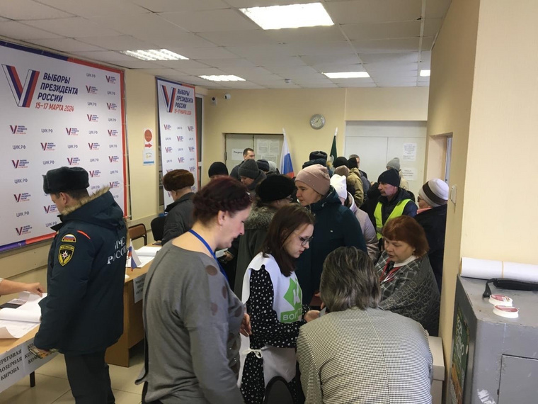 На участок в Белозерском округе пришли около 50 человек