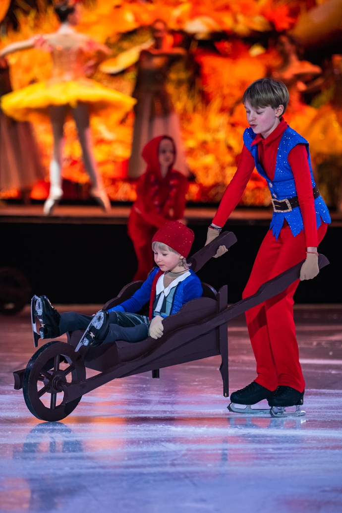 Регина Тодоренко, Лера Кудрявцева, Мария Мельникова и другие звезды стали гостями на аншлаговой премьере ледового шоу «Белоснежка» Евгения Плющенко и Яны Рудковской