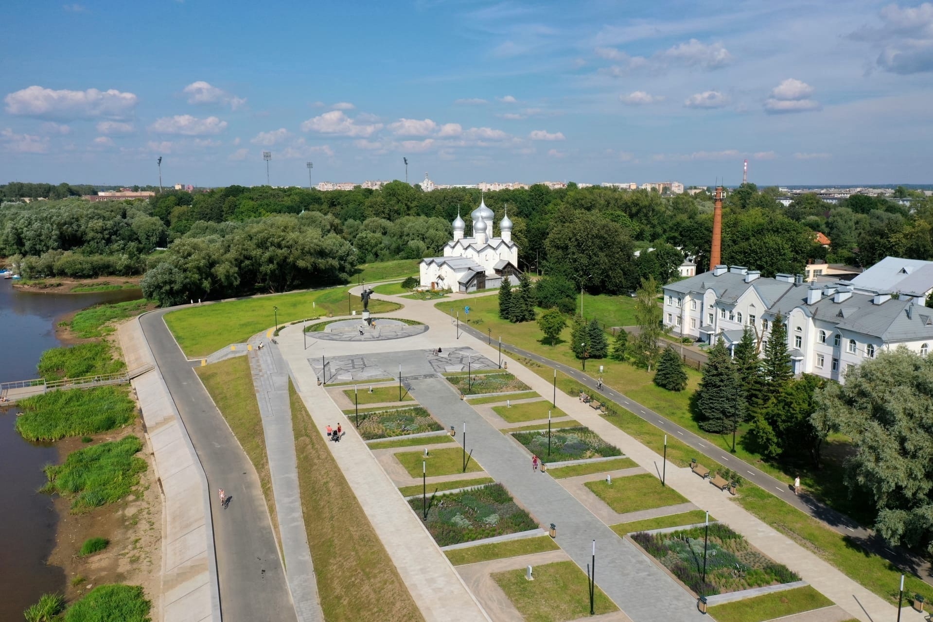 Новгород набережная. Набережная Александра Невского Великий Новгород. Спуск к воде на набережная Александра Невского Великий Новгород. Набережная Александра Невского Великий Новгород фото. Набережная Александров.