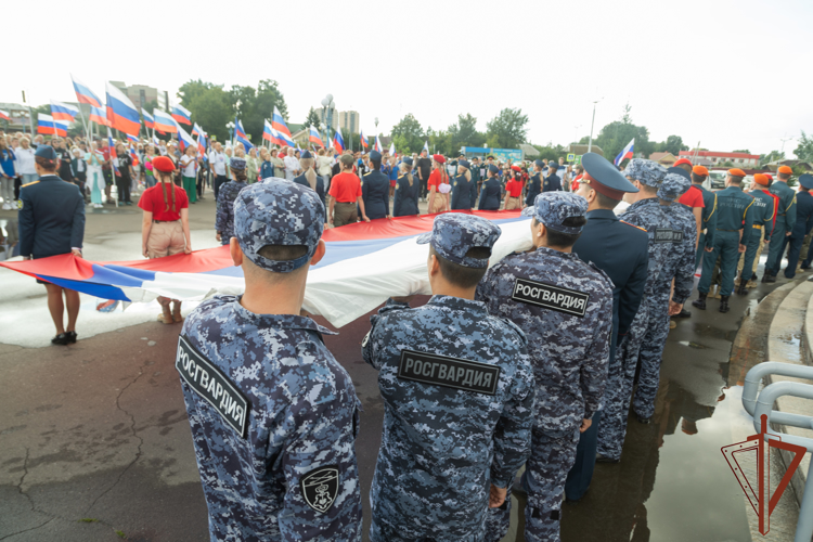 Военнослужащие и сотрудники Росгвардии в регионах Сибири провели мероприятия ко Дню Государственного флага России 