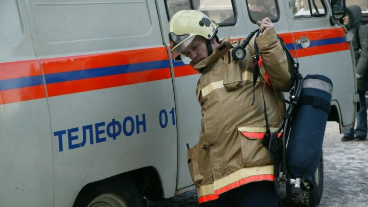 В Коноше из охваченного огнем дома спасли мужчину