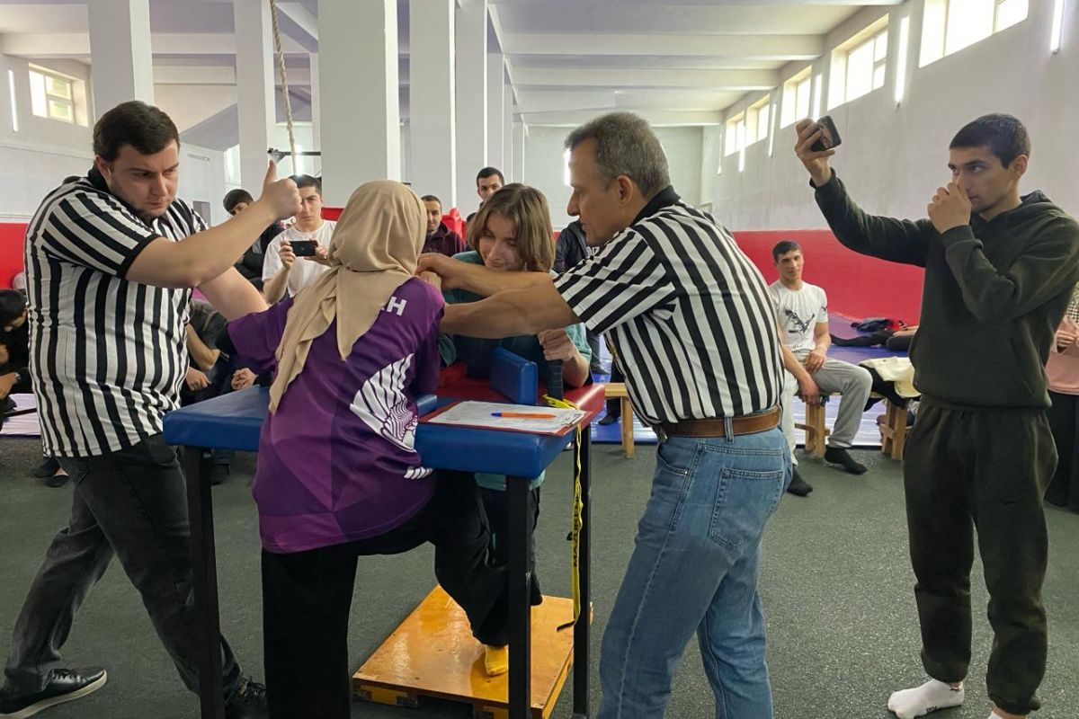 По инициативе &laquo;Единой России&raquo; в Дербенте состоялось первенство по армрестлингу среди школьников и студентов