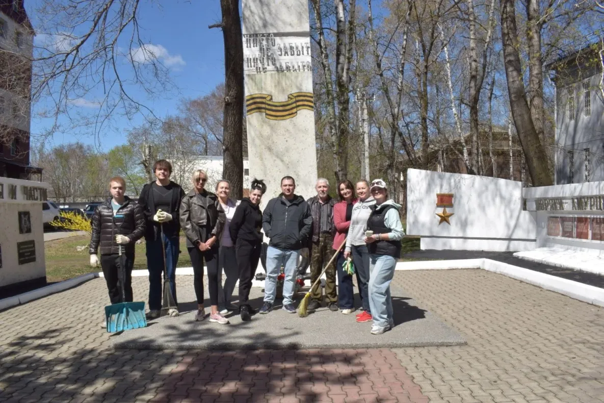 Сотрудники ПСБ в Хабаровске благоустроили мемориал морякам-амурцам ко Дню Победы