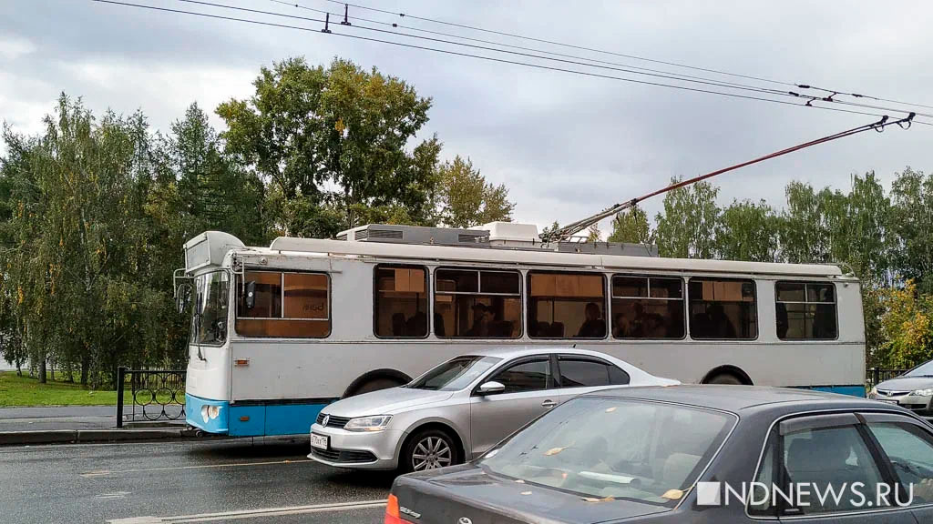 В Карелии автомобиль вылетел на остановку и сбил двух человек