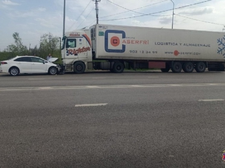 В Волгоградской области произошло лобовое ДТП с участием фуры и Toyota