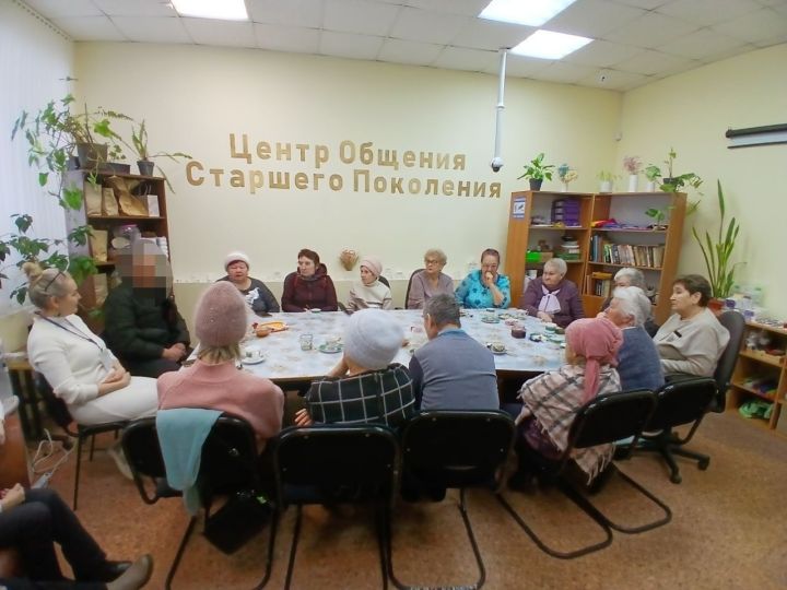 Мастер-класс в Мензелинске: старшее поколение создает сувениры для бойцов СВО