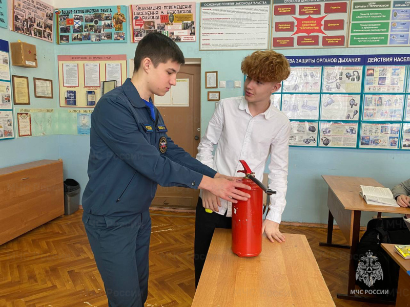 Чехов колледж после 9. Сотрудник МЧС. Пожарный МЧС. Пожарная безопасность Воронеж колледж. Колледж в Чехове МЧС.