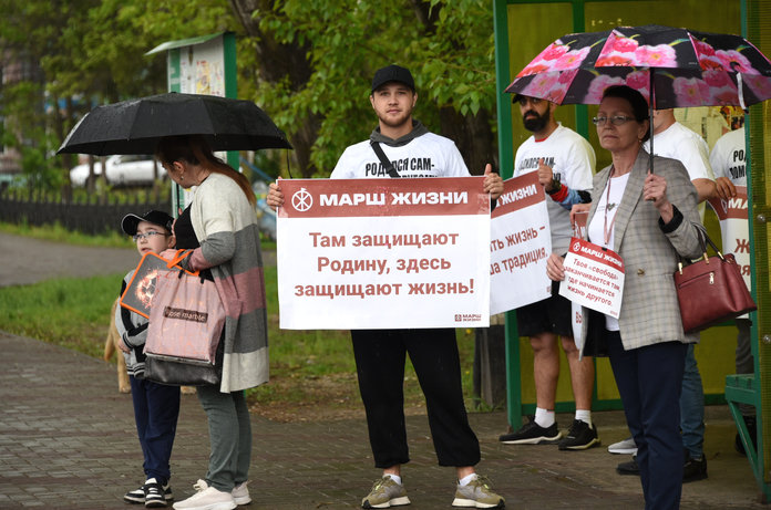 Идти по жизни маршем. Слоган для акции. Акция дети детям. Слоган массового человека. Марш матерей.