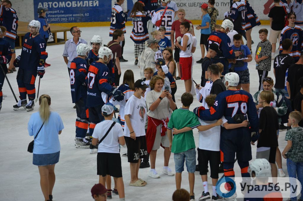 Олег гуляев чехов. Трибуны для зрителей хоккей орск. Гостевая болельщиков южный урал. Гостевая болельщиков южный урал. Болельщики хоккея южный урал.