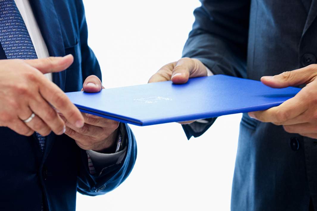 Шепчет на ухо. Разглашение известность. Конфиденциальные переговоры. Тишина в офисе. Розыск должника.