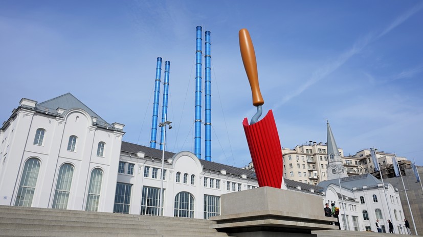 «Паблик-арт для неподготовленного зрителя»: эксперты — об арт-объекте «Садовая лопатка» у «ГЭС-2» в Москве