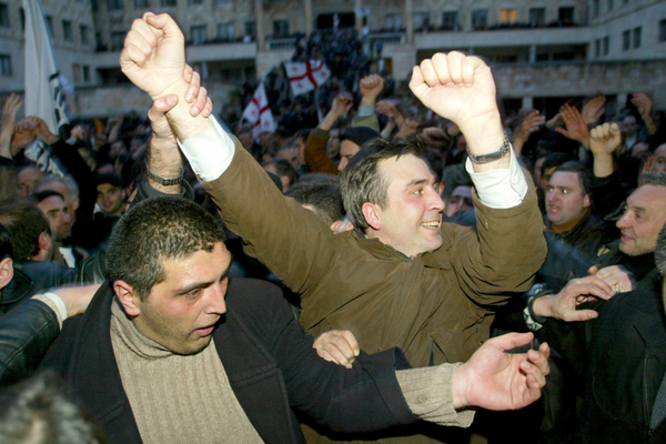 Михаил Саакашвили в авангарде протеста 2003 г. - Sputnik Грузия
