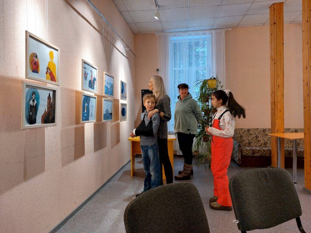 Смотрят выставку