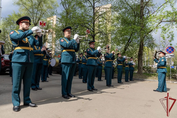 Росгвардейцы провели парады у домов ветеранов Великой Отечественной войны (видео)