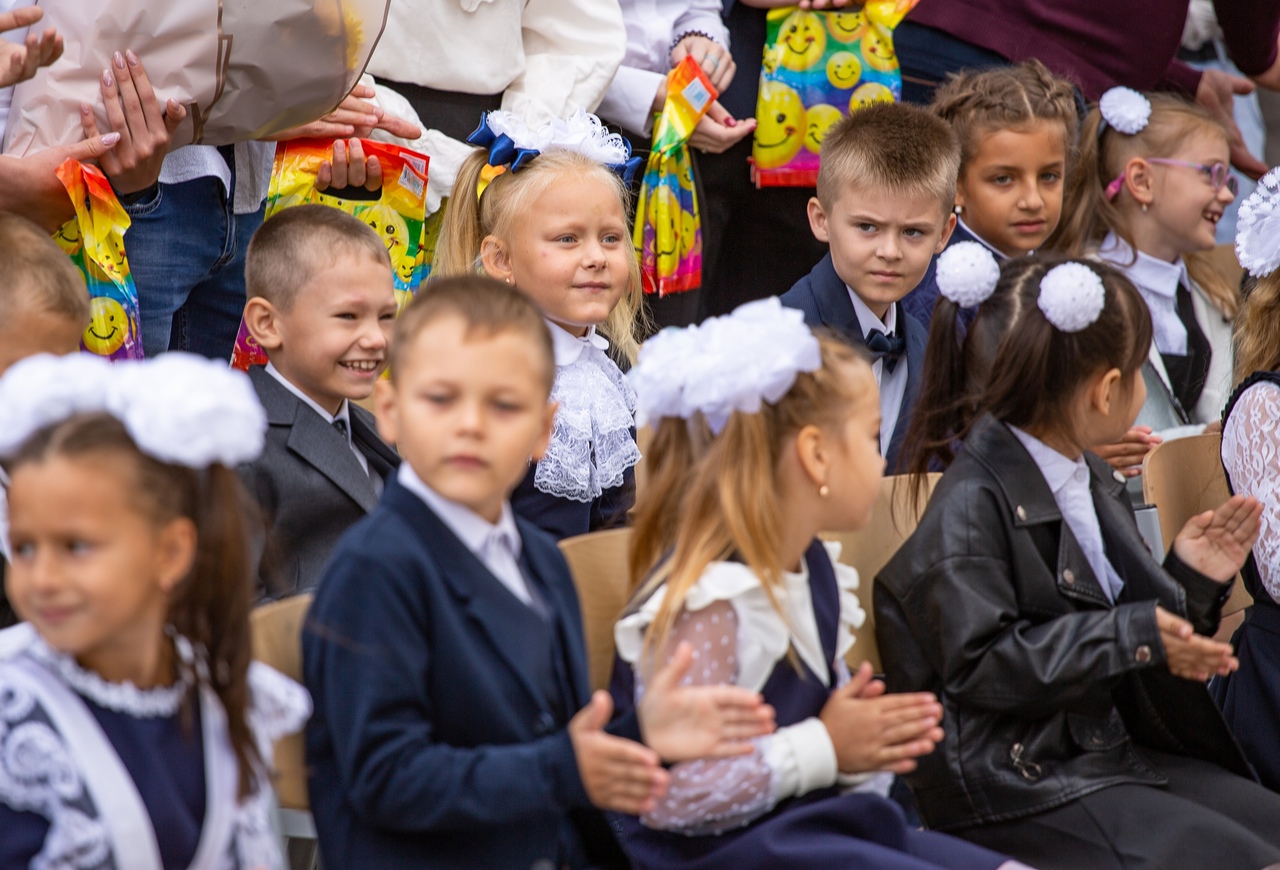 Гимназия 4 первоклассники. Первоклашки за партой. Фотосессия первоклашки. Первоклашки фото. С днем знаний первоклашка.