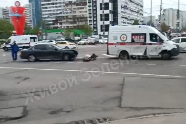 Легковушка врезалась в скорую помощь в Зеленограде