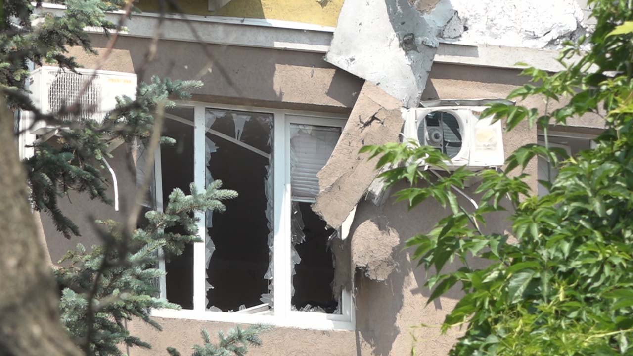 Беспилотник влетел в дом в москве. Беспилотник упал на жилой дом в воронеже. Дрон врезался в дом в москве. Многоэтажный дом. В петербурге беспилотник врезался в дом.