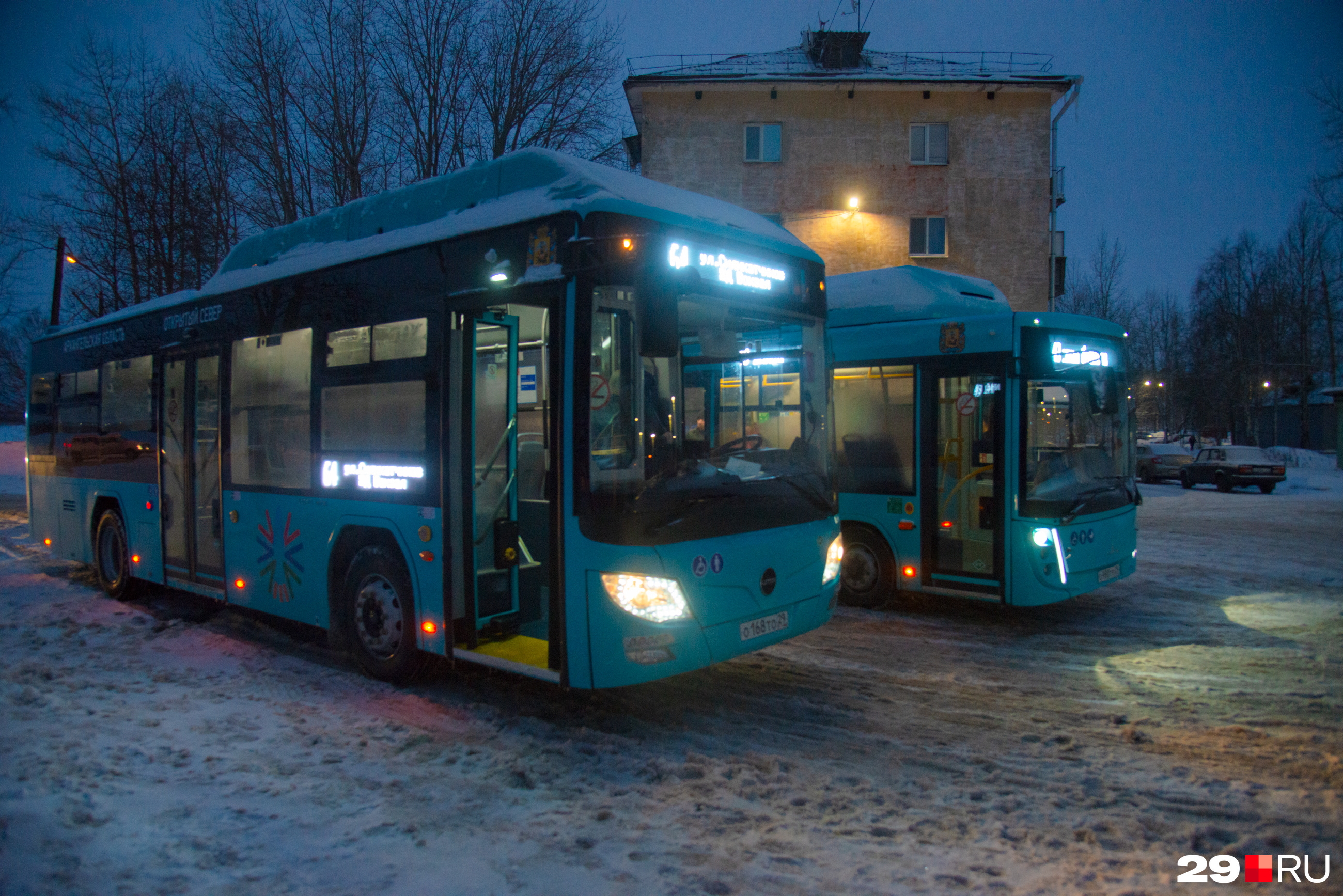 Вместительность этих автобусов, говорит Олег, не такая уж и большая