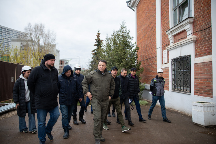 С ремонтом в школе ознакомились министр строительства РТ Марат Айзатуллин и министр спорта РТ Владимир Леонов
