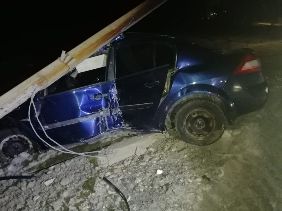 В Орске Renault Megane под управлением 41-летнего водителя снес бетонный столб