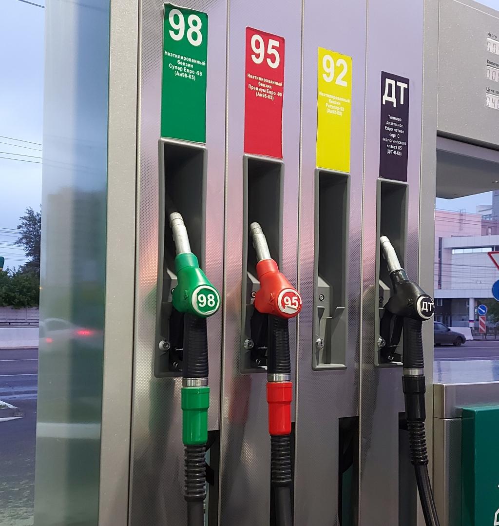 Октановое число 100 бензина. Заправки с 98 бензином в новосибирске. 98 бензин. Аи 92 аи 95 аи 98. Аи бензин.