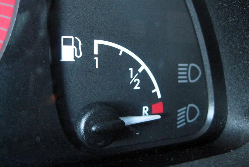 индикатор уровня топлива