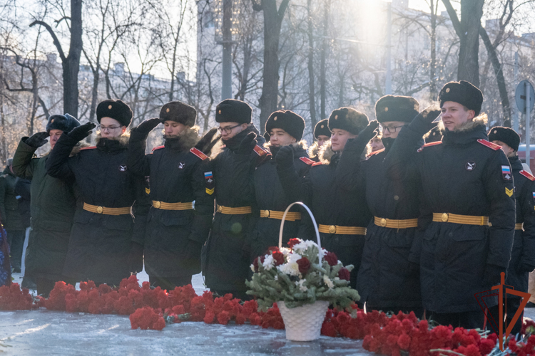 Росгвардейцы возложили цветы к памятнику легендарному маршалу Победы – Георгию Жукову в Екатеринбурге