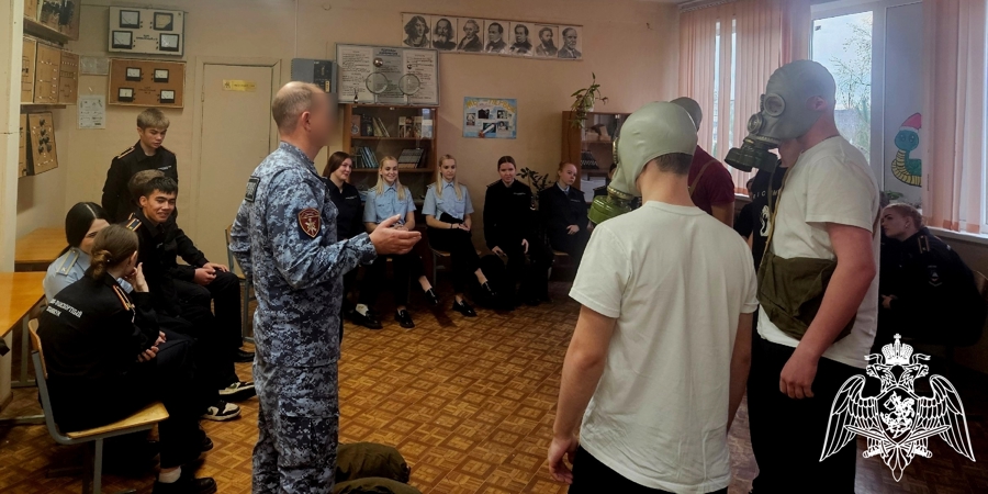 Новгородские росгвардейцы приняли участие в Дне призывника и провели для молодежи соревнования по РХБЗ защите