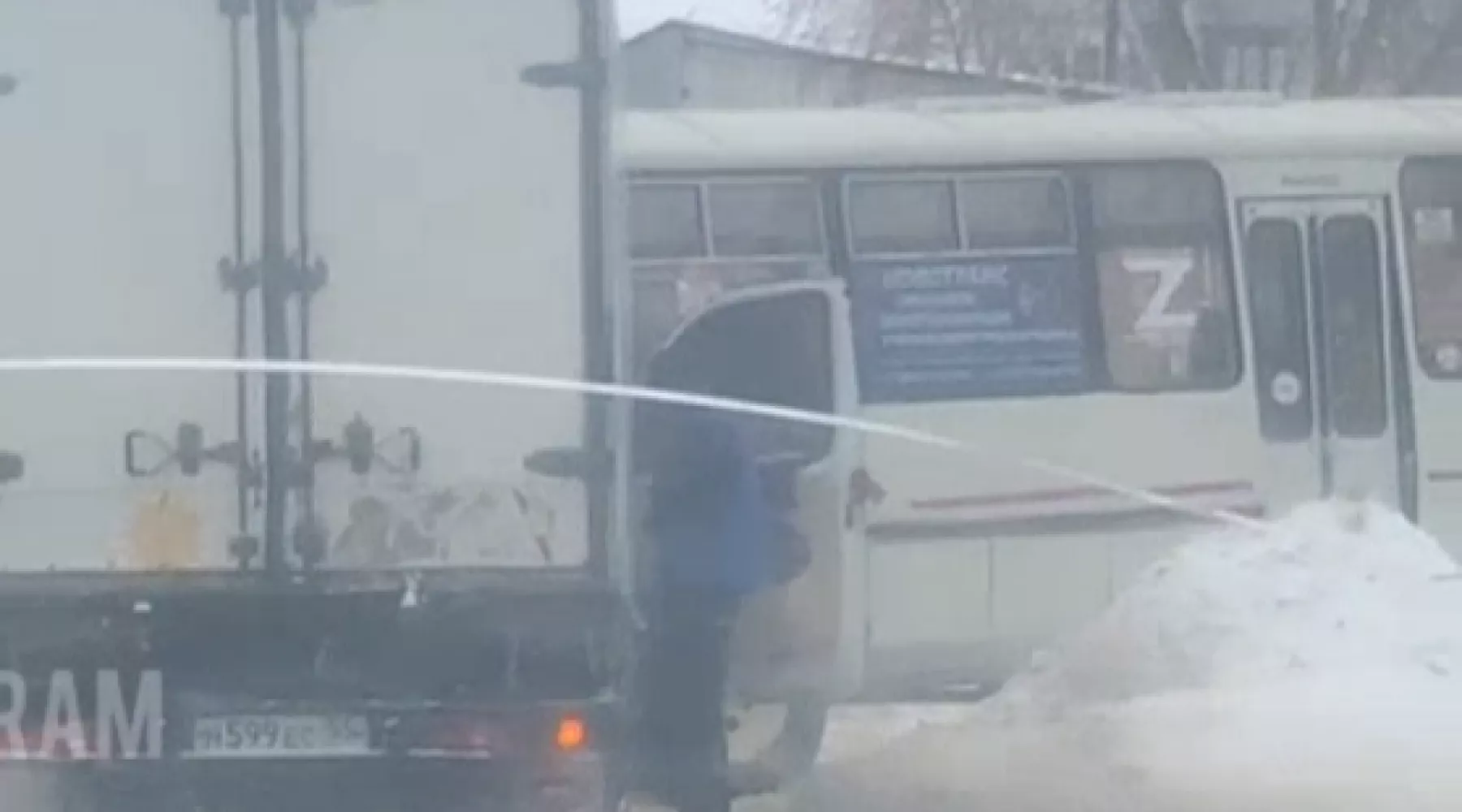 В Бийск столкнулись грузовик и пассажирский автобус