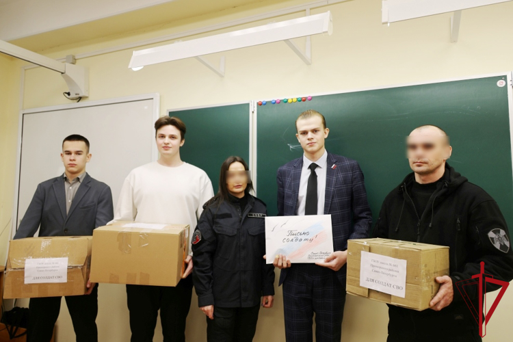 Петербургские школьники передали новогодние подарки для сотрудников Росгвардии, участвующих в специальной военной операции