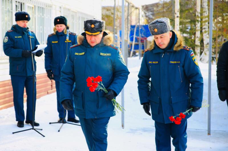 В Пыть-Яхе увековечили память ветерана МЧС России, погибшего в зоне специальной военной операции