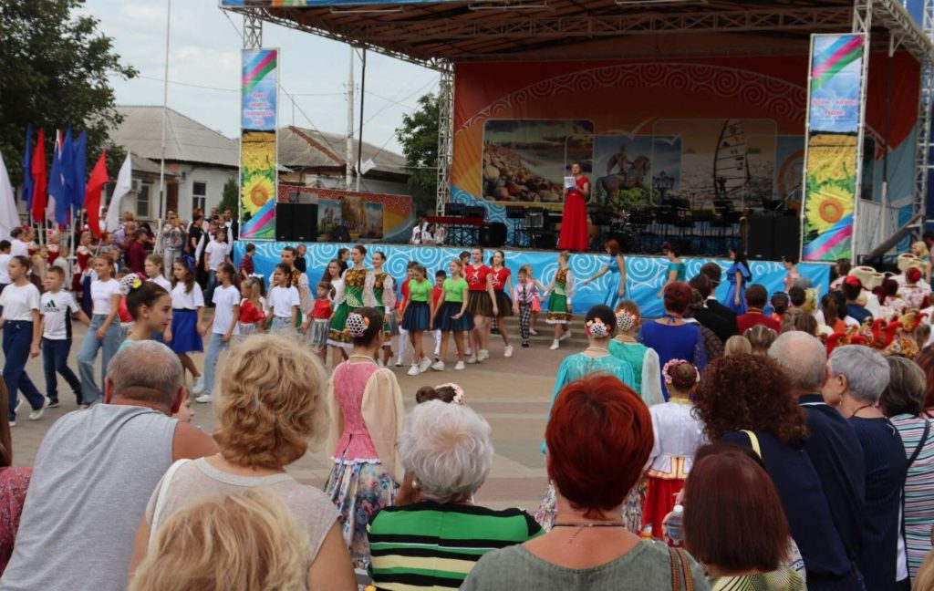 Главные новости ейска. Г. Ейск, городской дворец культуры (ГДК). С днем города. Ейск день города. Зал дворца культуры города Ейска.