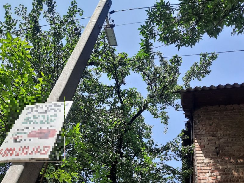 В Ростове-на-Дону огромные ветки ломают крышу дома на Турмалиновской