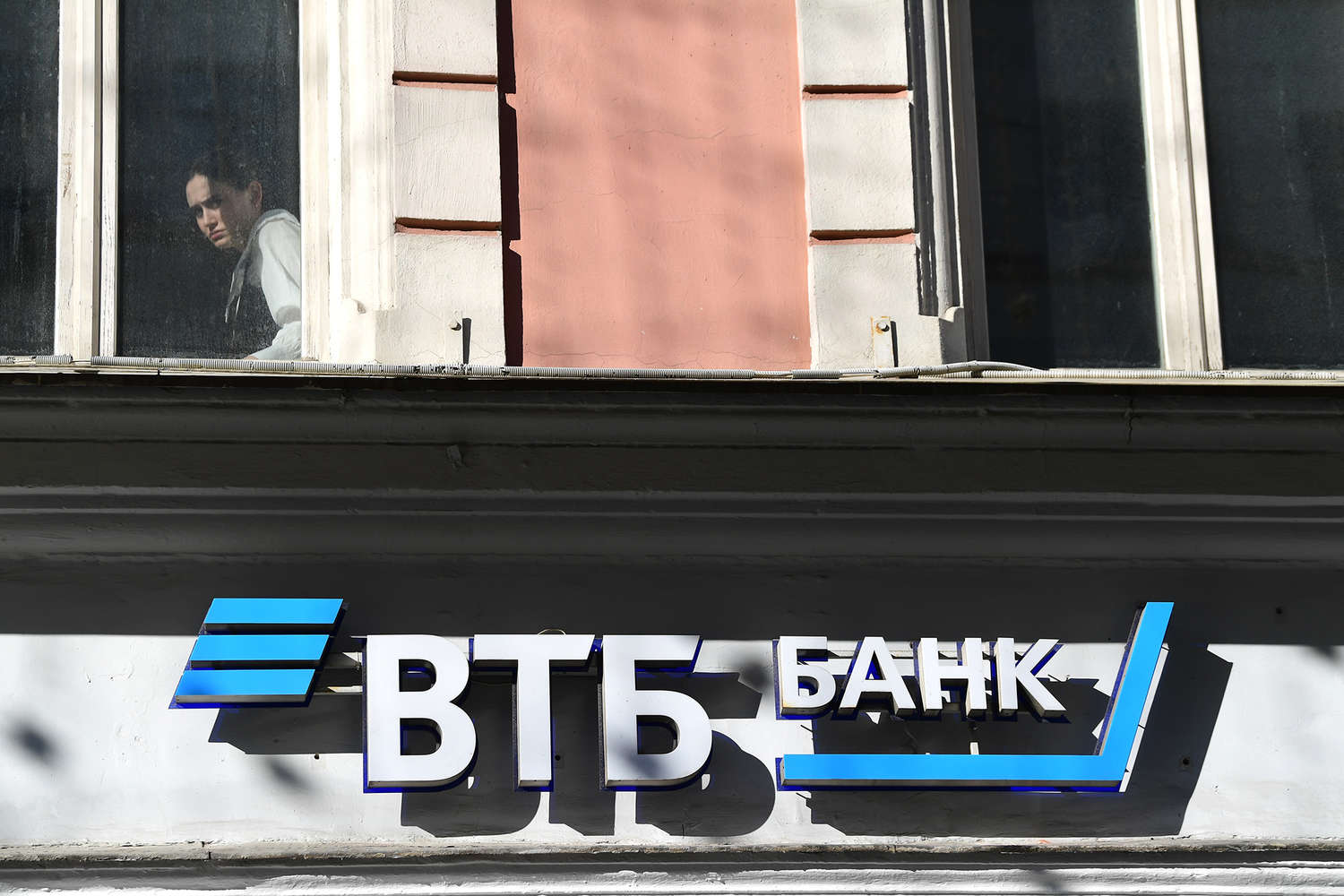 Втб с 1 апреля. Втб банк в иране. реклама втб 2025. с новым годом втб 2025. альфа-банк первым на рынке запустил банковский тест-драйв.