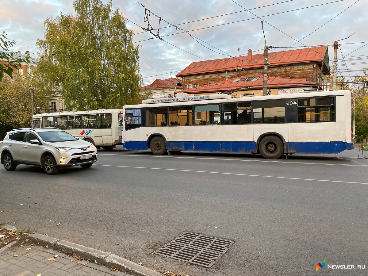 Троллейбус въехал в дом в Барнауле. Зад автобуса. Троллейбус 496 Киров. Г Волгоград остановка площадь Ленина троллейбус 8а.